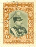 رضا پهلوی در وسط