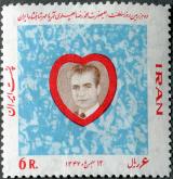 تصویر محمد رضا شاه داخل قاب قلبی شکل بر زمینه آبی آسمانی 